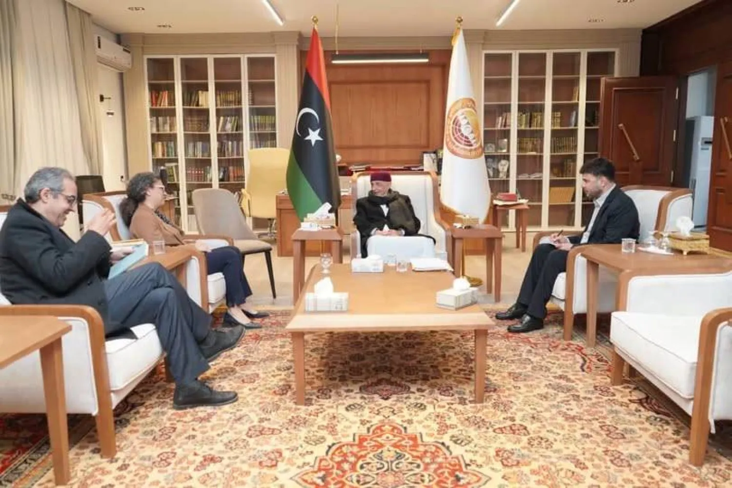 صالح مستقبِلاً خوري في مدينة القبة شرق ليبيا (المركز الإعلامي لصالح)