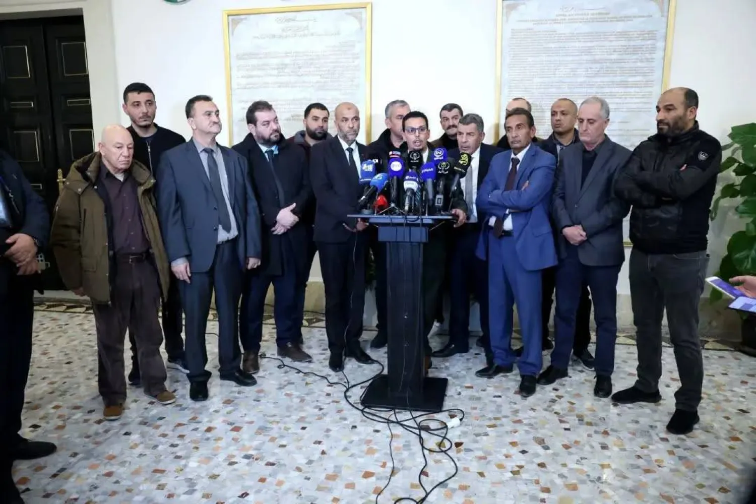 قيادات نقابات النقل خلال دعوتهم إلى وقف الإضراب (وكالة الأنباء الجزائرية)