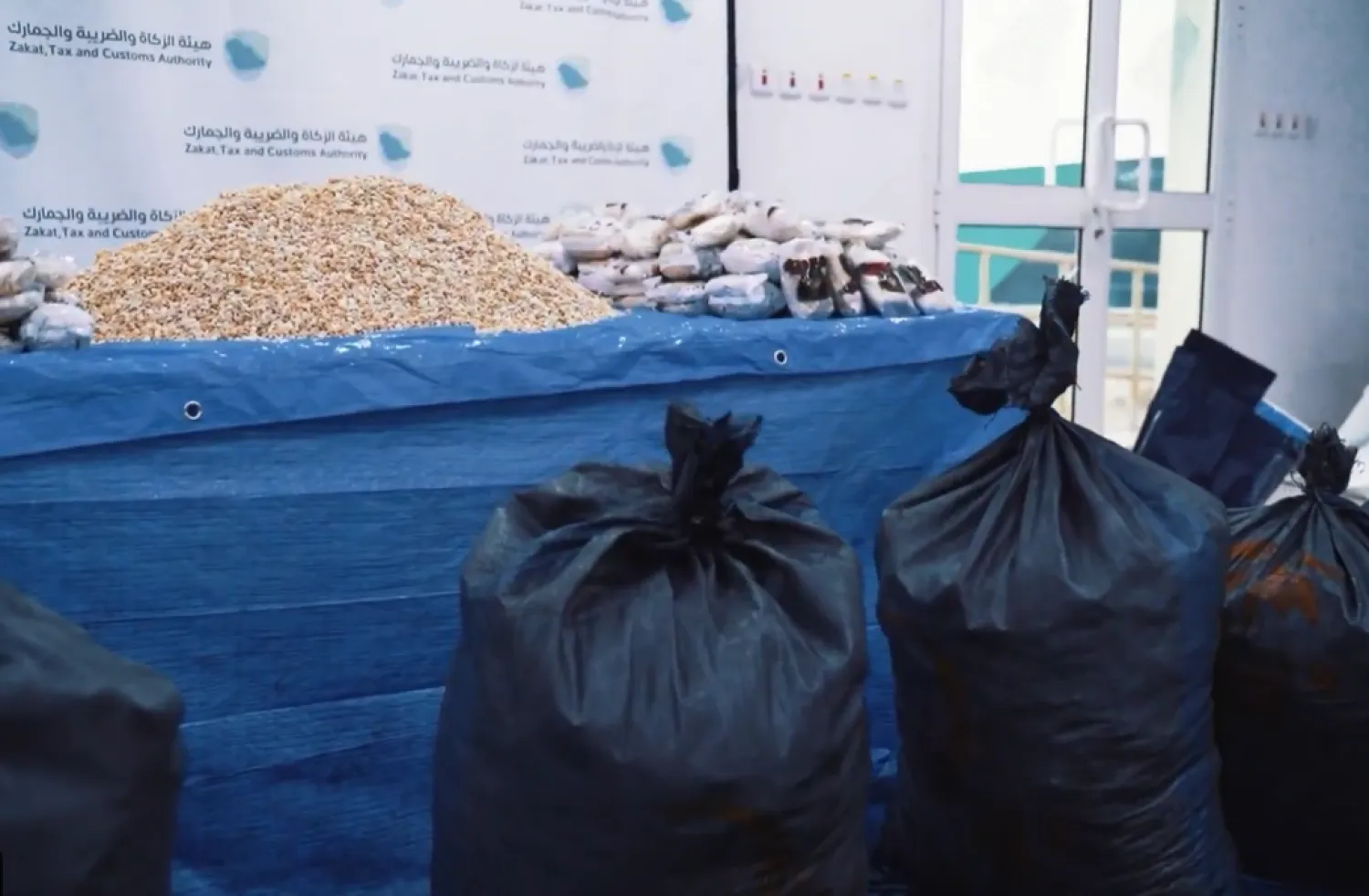 كمية كبيرة من حبوب الإمفيتامين بعد ضبطها في أكياس «فحم» بميناء جدة الإسلامي (الجمارك السعودية)
