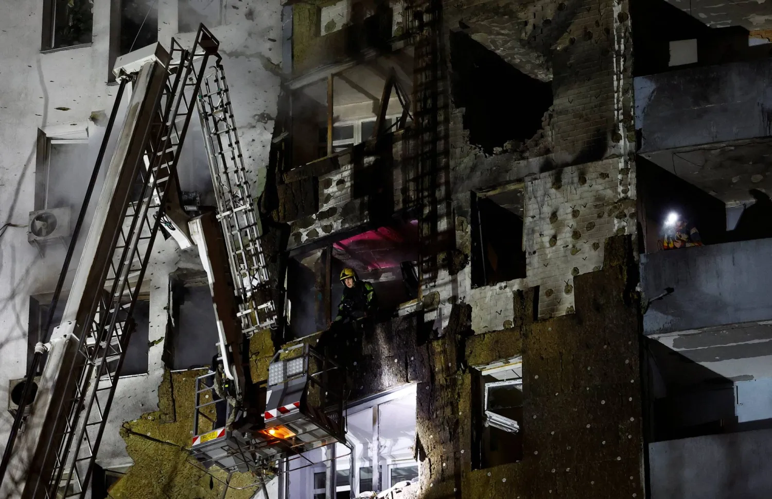 عمارات سكنية تعرضت لهجوم المسيّرات الجمعة (رويترز)