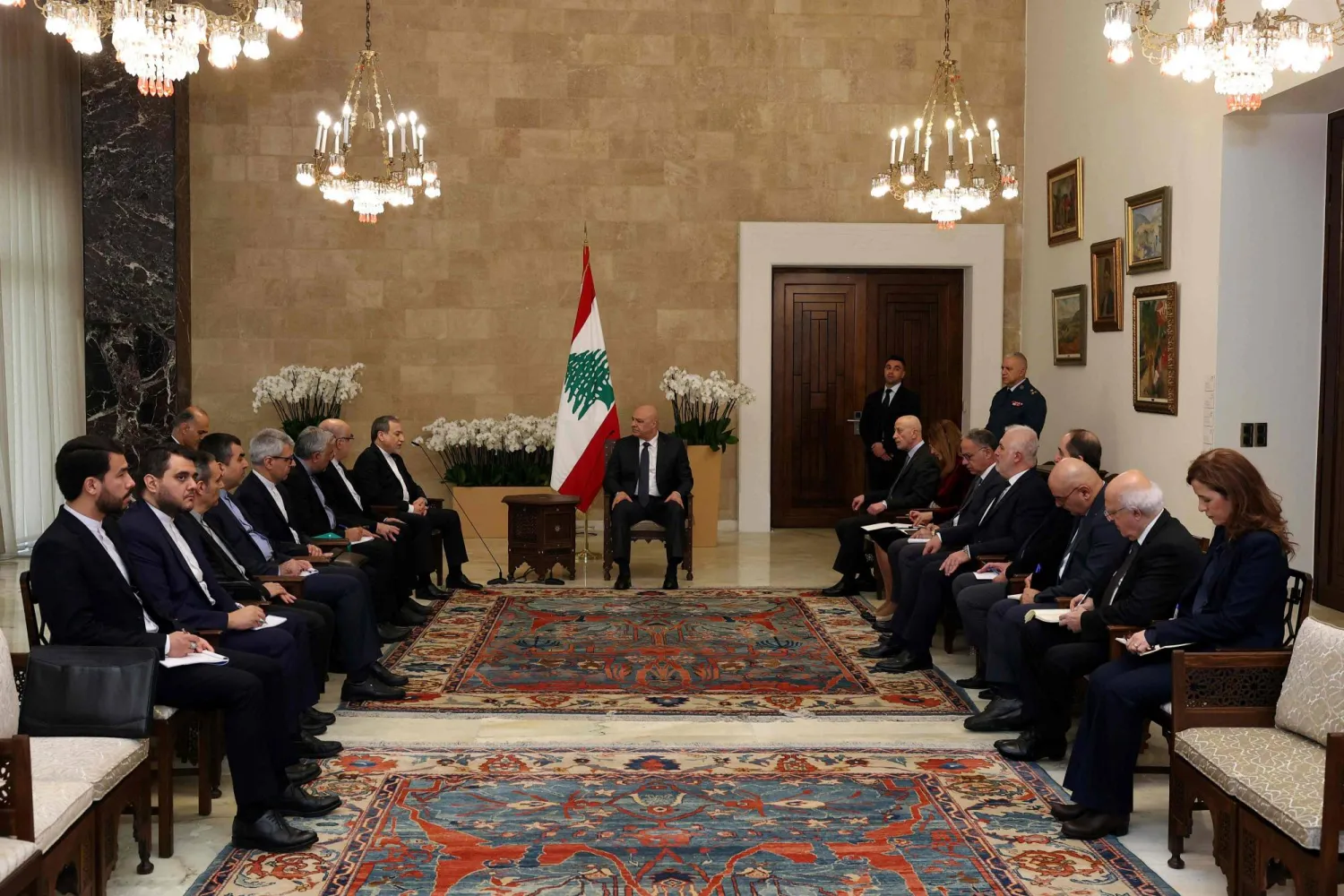 رئيس الجمهورية جوزيف عون مستقبلاً وزير الخارجية الإيراني عباس عراقجي والوفد المرافق (الرئاسة اللبنانية)