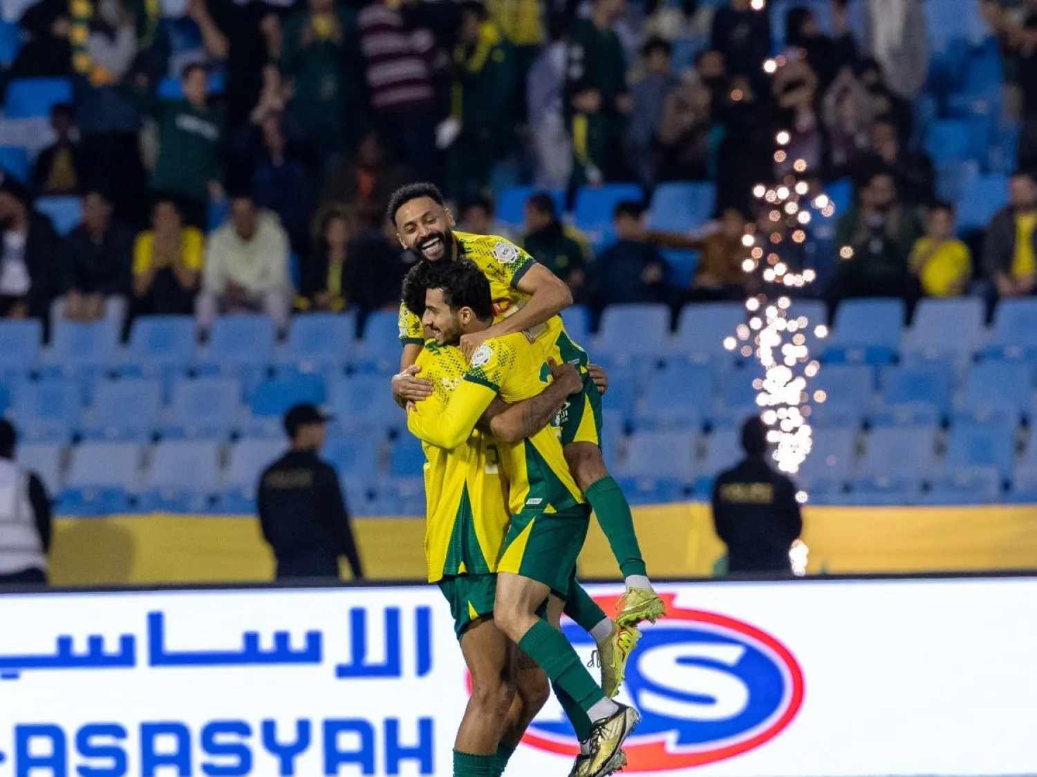 لاعبو الخليج يحتفلون بأحد أهدافهم في المباراة (تصوير: عيسى الدبيسي)