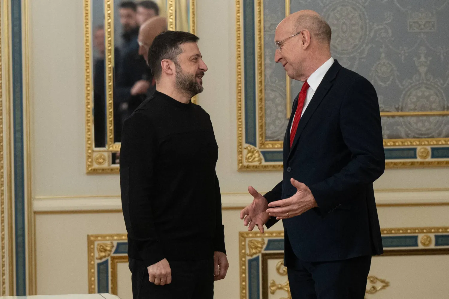 وزير الدفاع البريطاني مع الرئيس زيلينسكي (أ.ب)