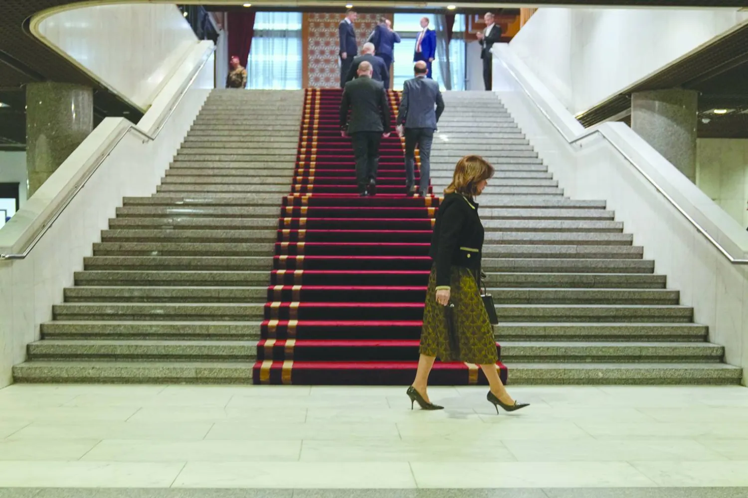 أعضاء في البرلمان العراقي الجديد في طريقهم إلى مكان انعقاد جلستهم الأولى في بغداد 29 ديسمبر الماضي (أ.ف.ب)