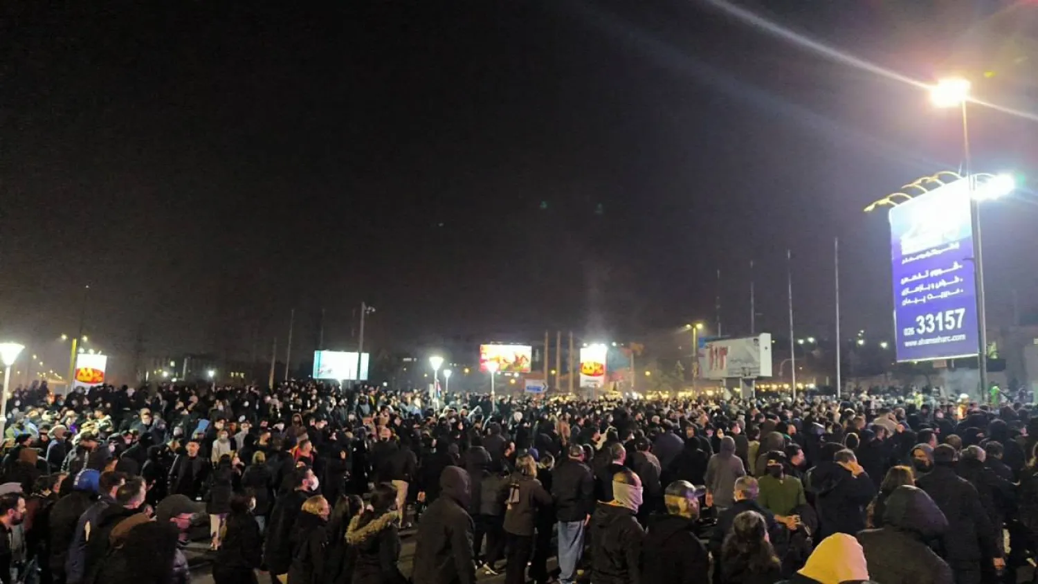 حشود من المحتجين الإيرانيين يجتمعون في ساحة طالقاني وسط كرج غرب طهران (تلغرام)