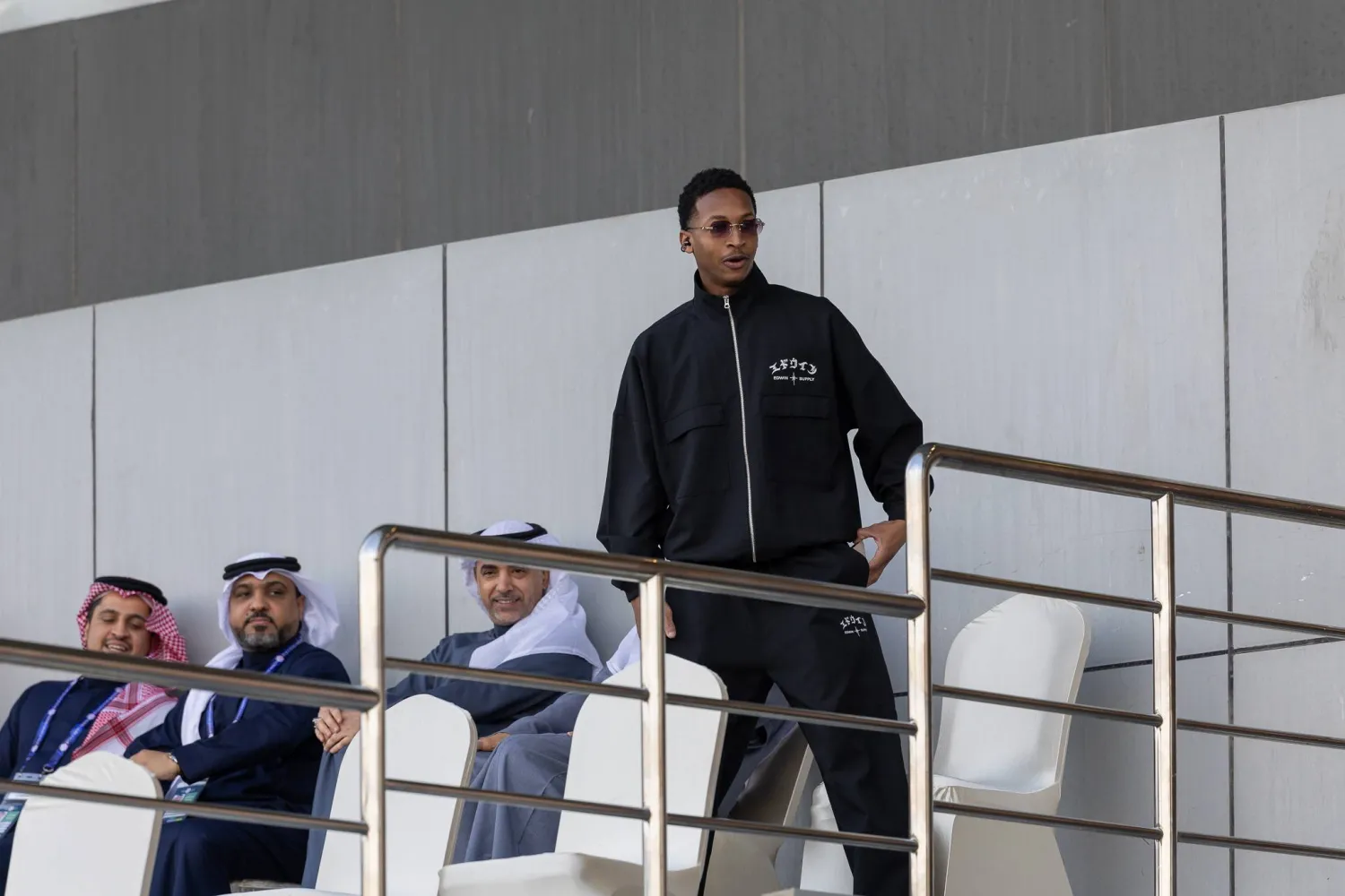 مراد هوساوي تابع مباراة فريقه أمام ضمك من المدرجات (تصوير: عيسى الدبيسي)