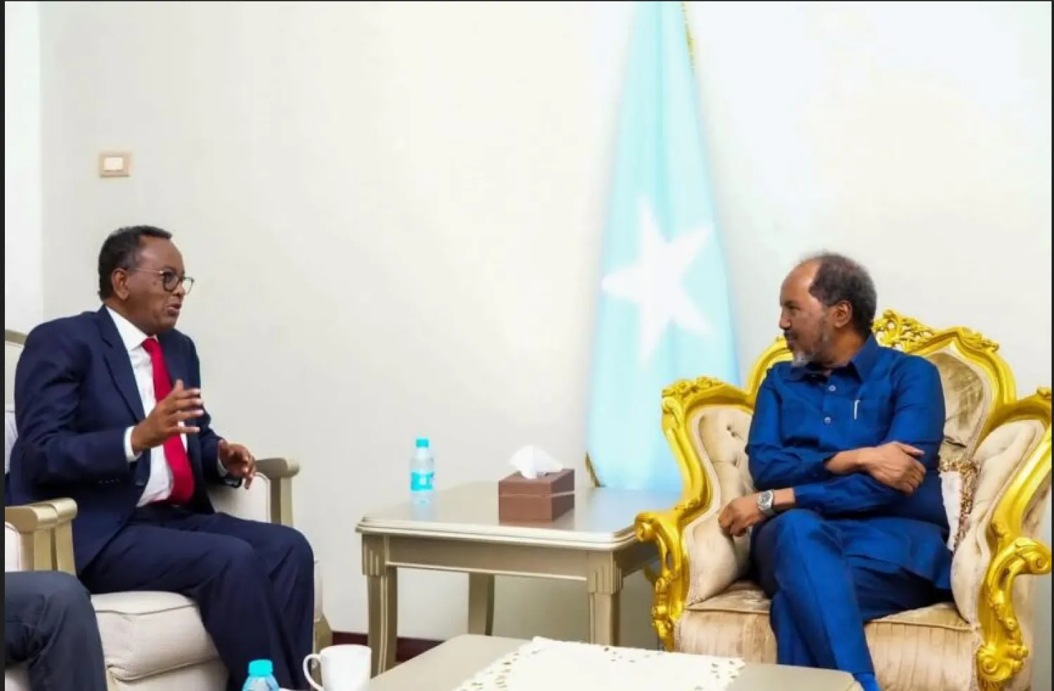 الرئيس الصومالي خلال استقبال رئيس الوزراء الأسبق عبدي فارح شيردون في أبريل الماضي (وكالة الأنباء الصومالية)