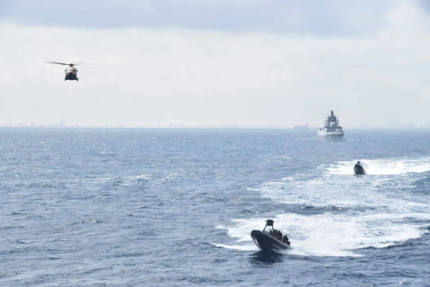 سفن بحرية وقوارب مصرية خلال التدريب المصري - الروسي المشترك في أبريل الماضي (المتحدث العسكري المصري)