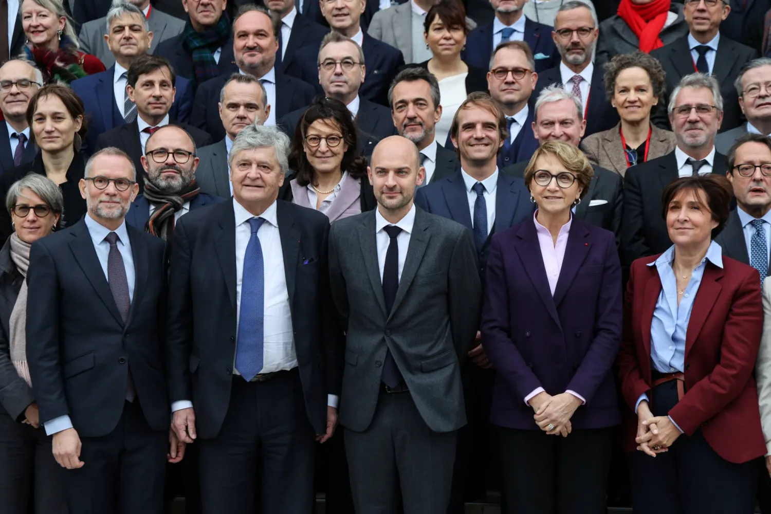 صورة جماعية للوزير بارو وكبار المسؤولين في وزارة الخارجية وبدا في الصورة بعض السفراء - 9 يناير (إ.ب.أ)