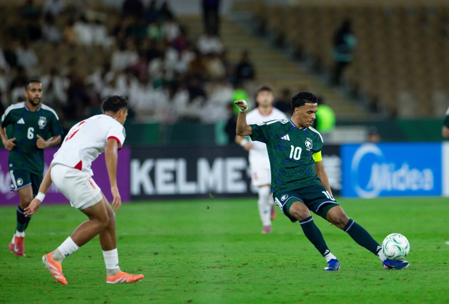 الجوير يسدّد الكرة نحو المرمى الأردني (الشرق الأوسط)