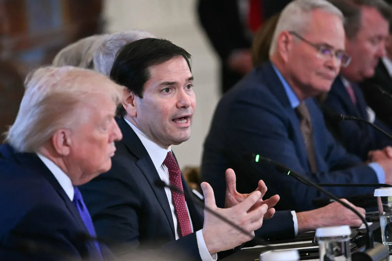 ABD Başkanı Donald Trump, Beyaz Saray'da düzenlenen toplantıda Dışişleri Bakanı Marco Rubio ve Exxon Mobil CEO'su Darren Woods'u dinliyor (AFP)