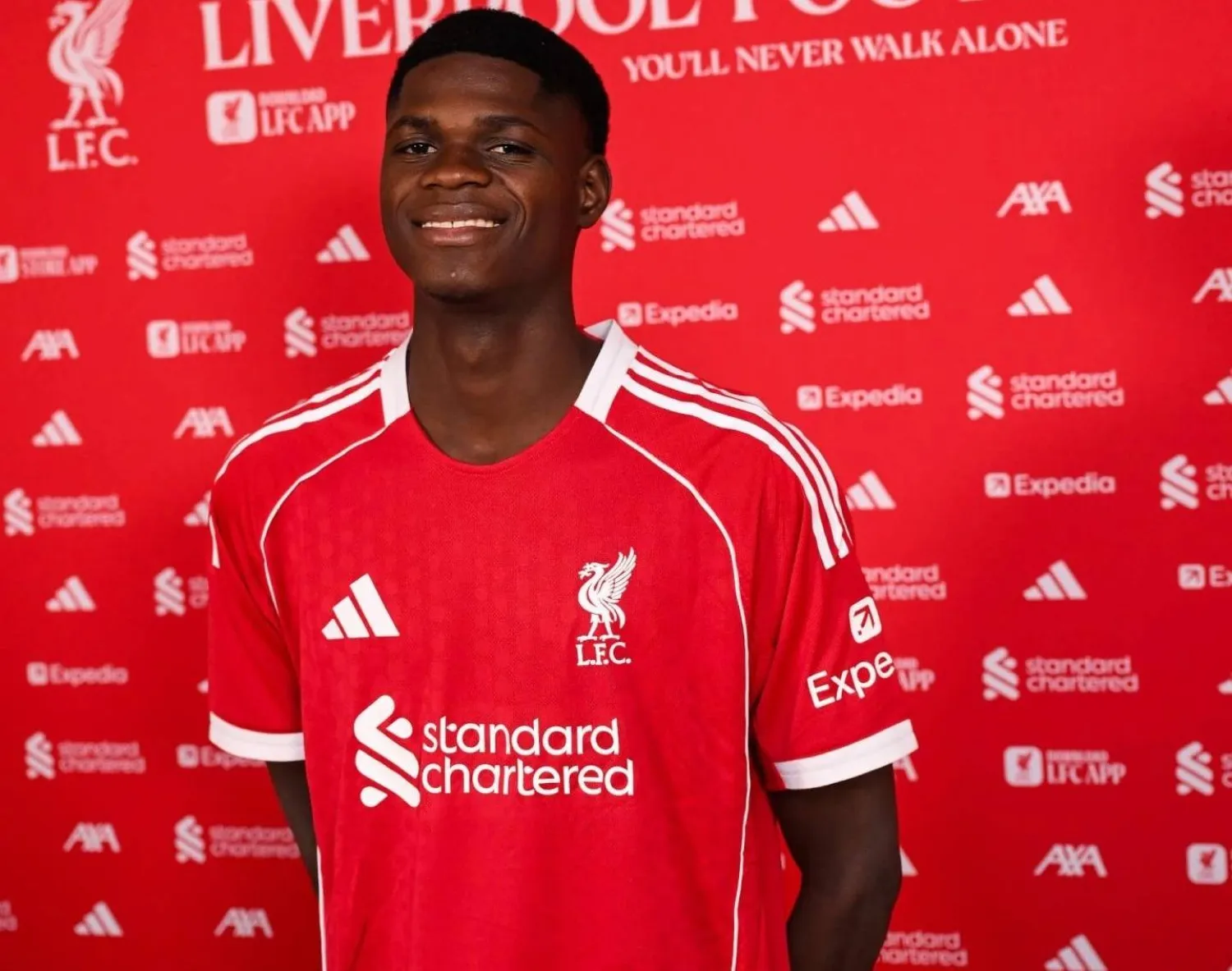 ندياي بقميص ليفربول بعد التوقيع (موقع النادي)