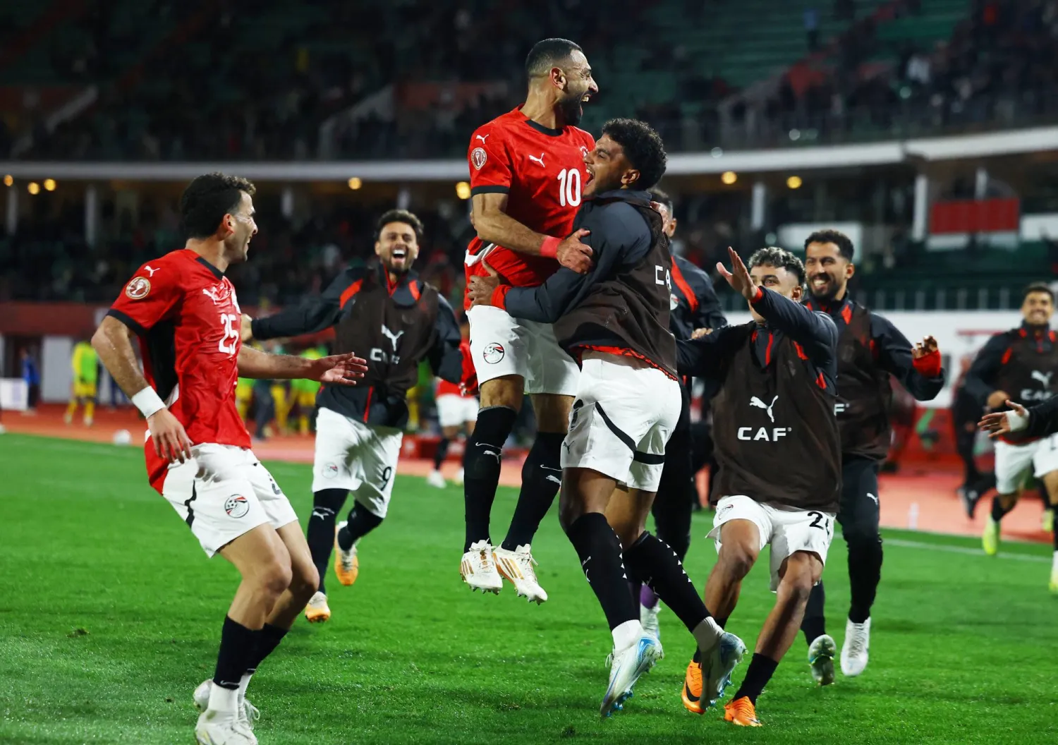 المنتخب المصري وفرحة الفوز على منتخب بنين والتأهل لدور الثمانية (رويترز) 