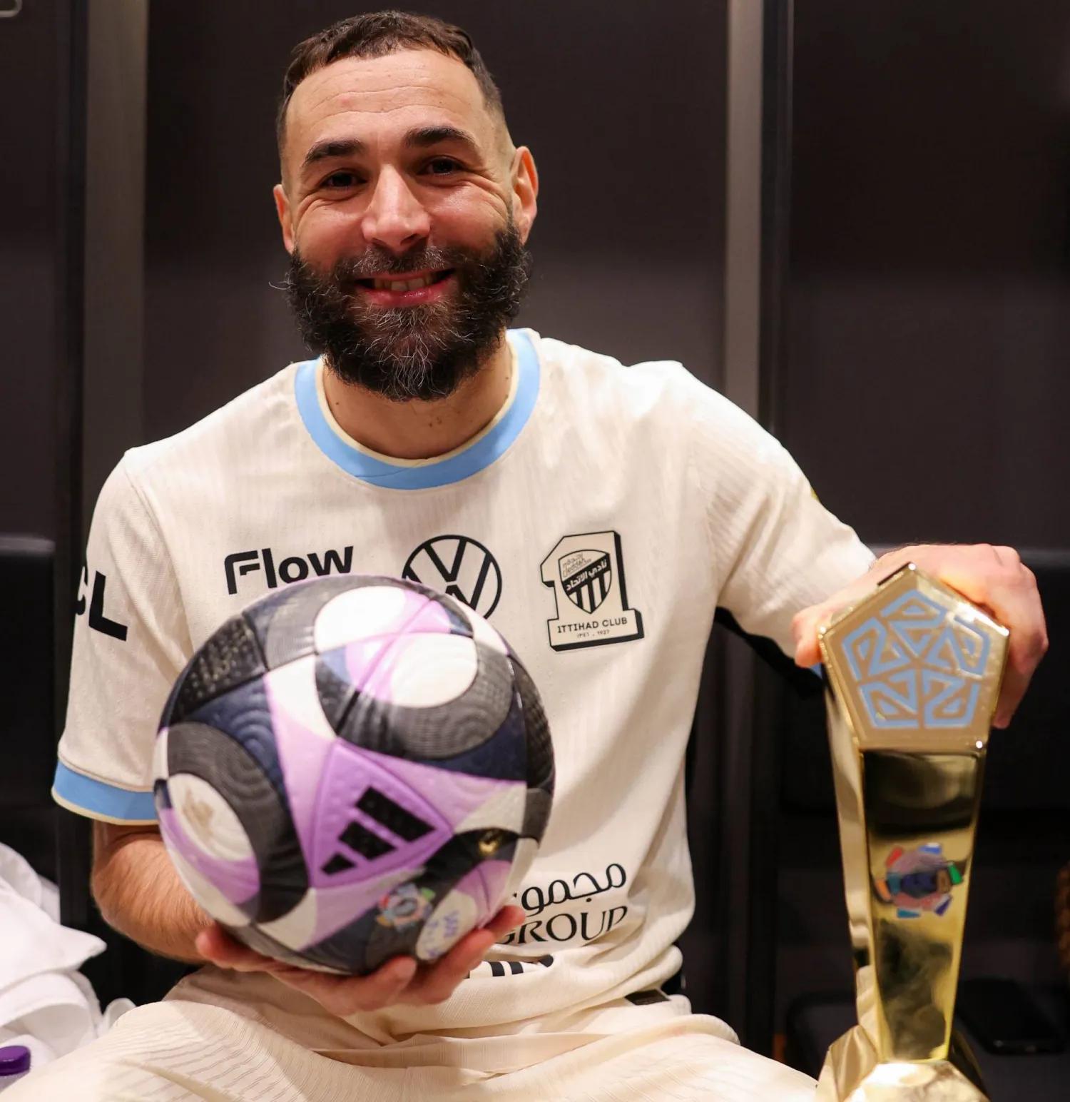 بنزيمة مع كرة الهاتريك وجائزة أفضل لاعب في المباراة (نادي الاتحاد)