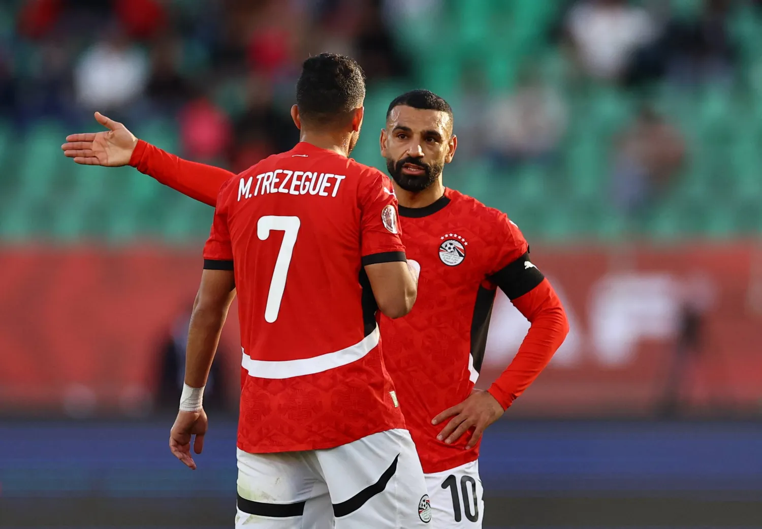 تريزيغيه يتحدث مع صلاح خلال مباراة بنين (رويترز)