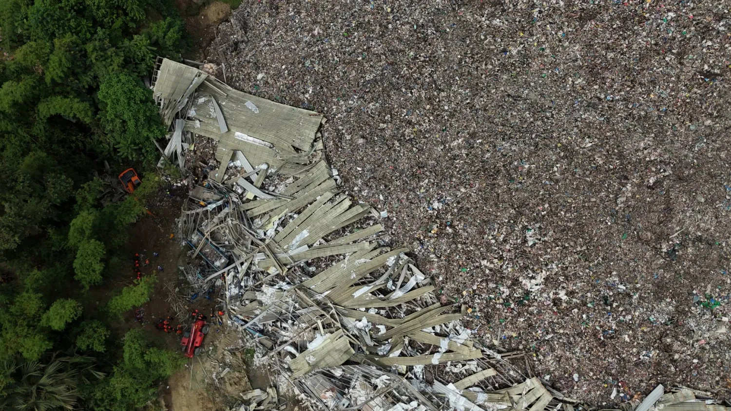 A huge mound of garbage that collapsed Thursday afternoon at a waste segregation facility in Binaliw, Cebu city, central Philippines is seen on Saturday Jan. 10, 2026. (AP Photo/Jacqueline Hernandez)
