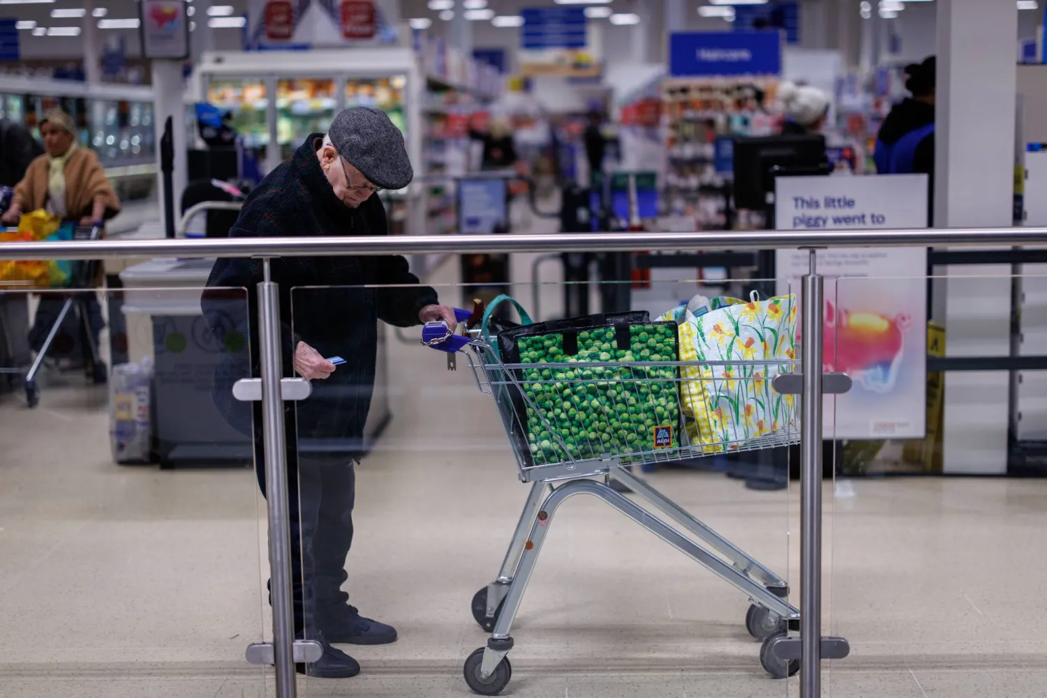 شخص مسن يغادر متجراً في شرق لندن (إ.ب.أ)