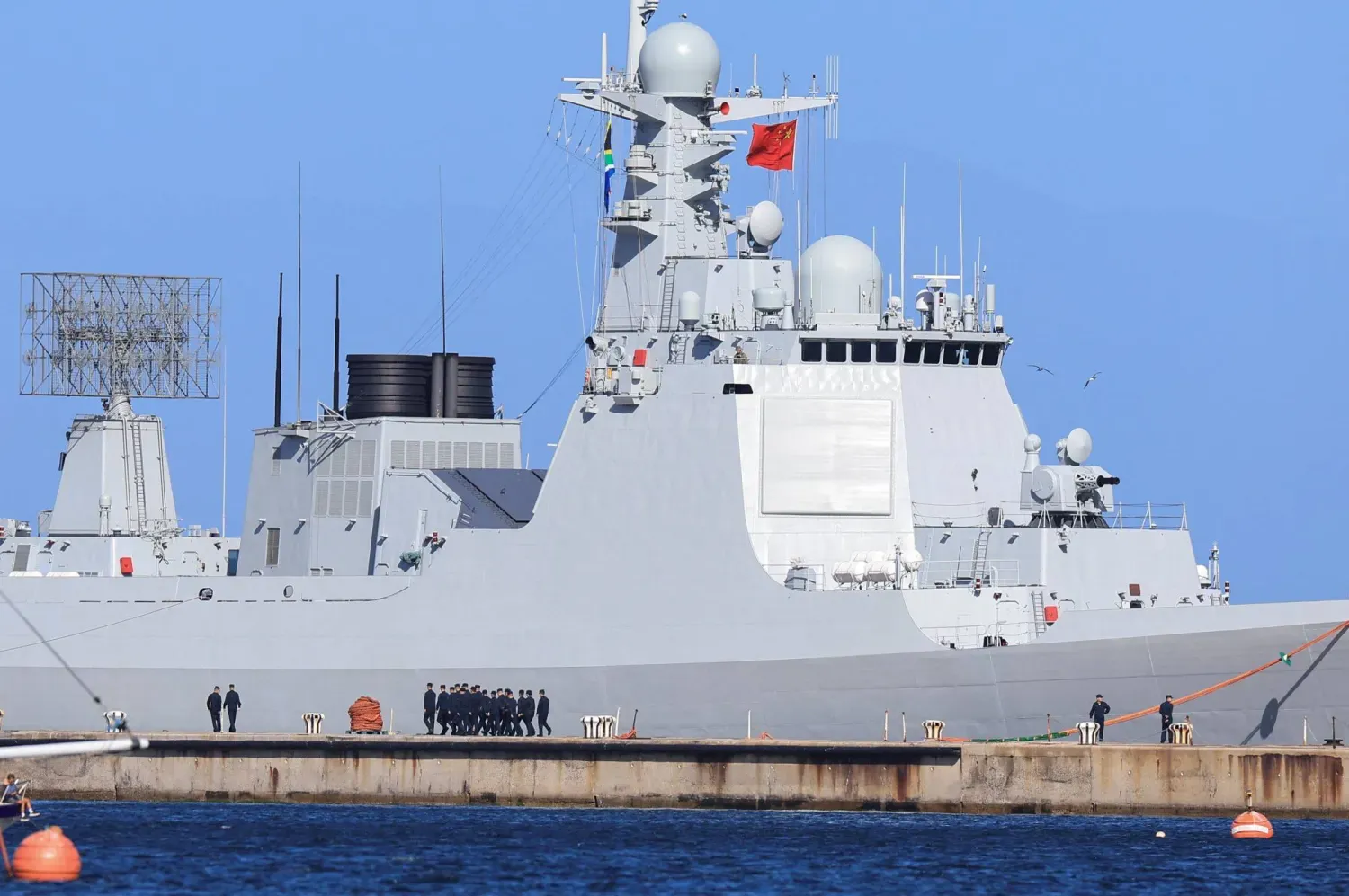 Güney Afrika ve Çin bayrakları, bu hafta Güney Afrika karasularında Çin, Rusya ve İran'ın da dahil olduğu BRICS Plus ülkeleri tarafından gerçekleştirilecek ortak deniz tatbikatı öncesinde Simons Town deniz üssünde bir gemide dalgalanıyor- Cape Town (Reuters)