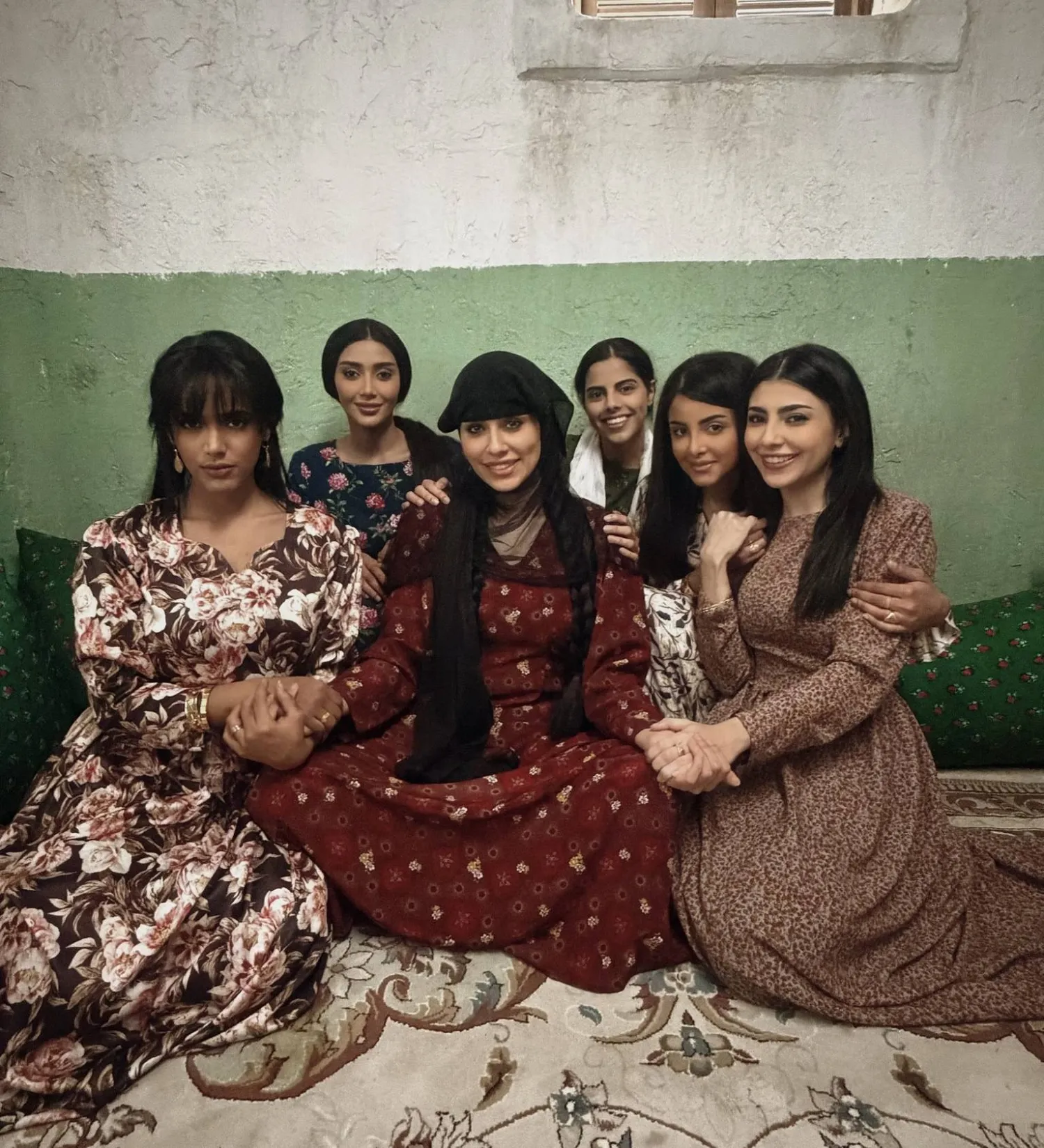 ‎نجمات المسلسل السعودي «شارع الأعشى» خلال تصوير الجزء الثاني («إنستغرام» الممثلة إلهام علي)