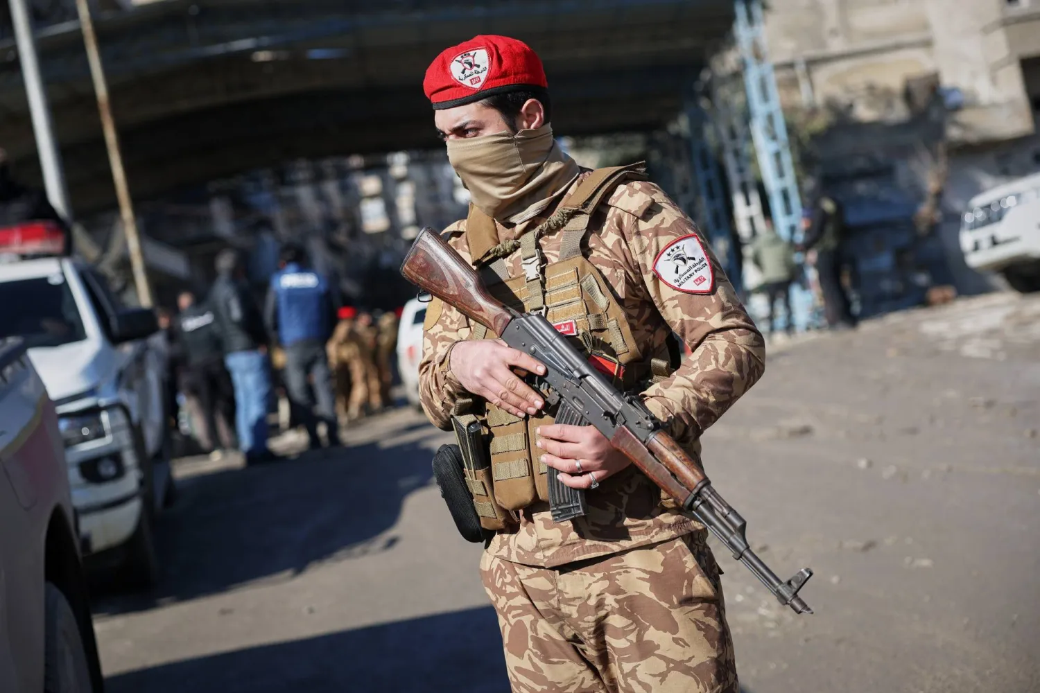 عنصر من الجيش السوري في حي الشيخ مقصود بمدينة حلب (أ.ب)