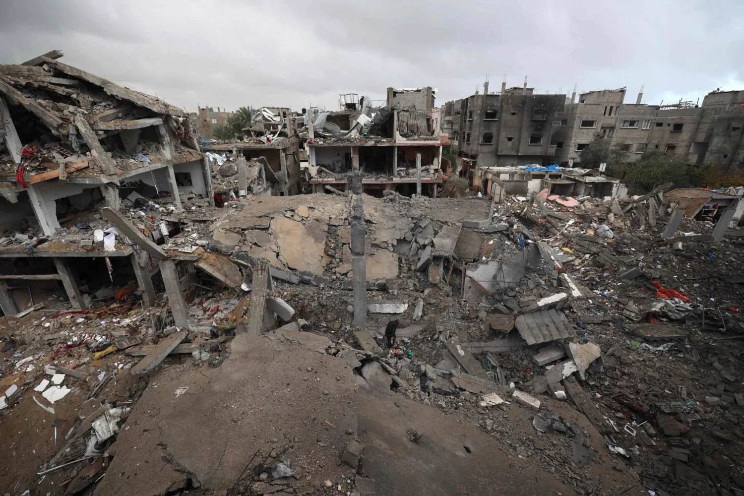 رجل يسير وسط الدمار في مخيم البريج بوسط قطاع غزة (أ.ف.ب)