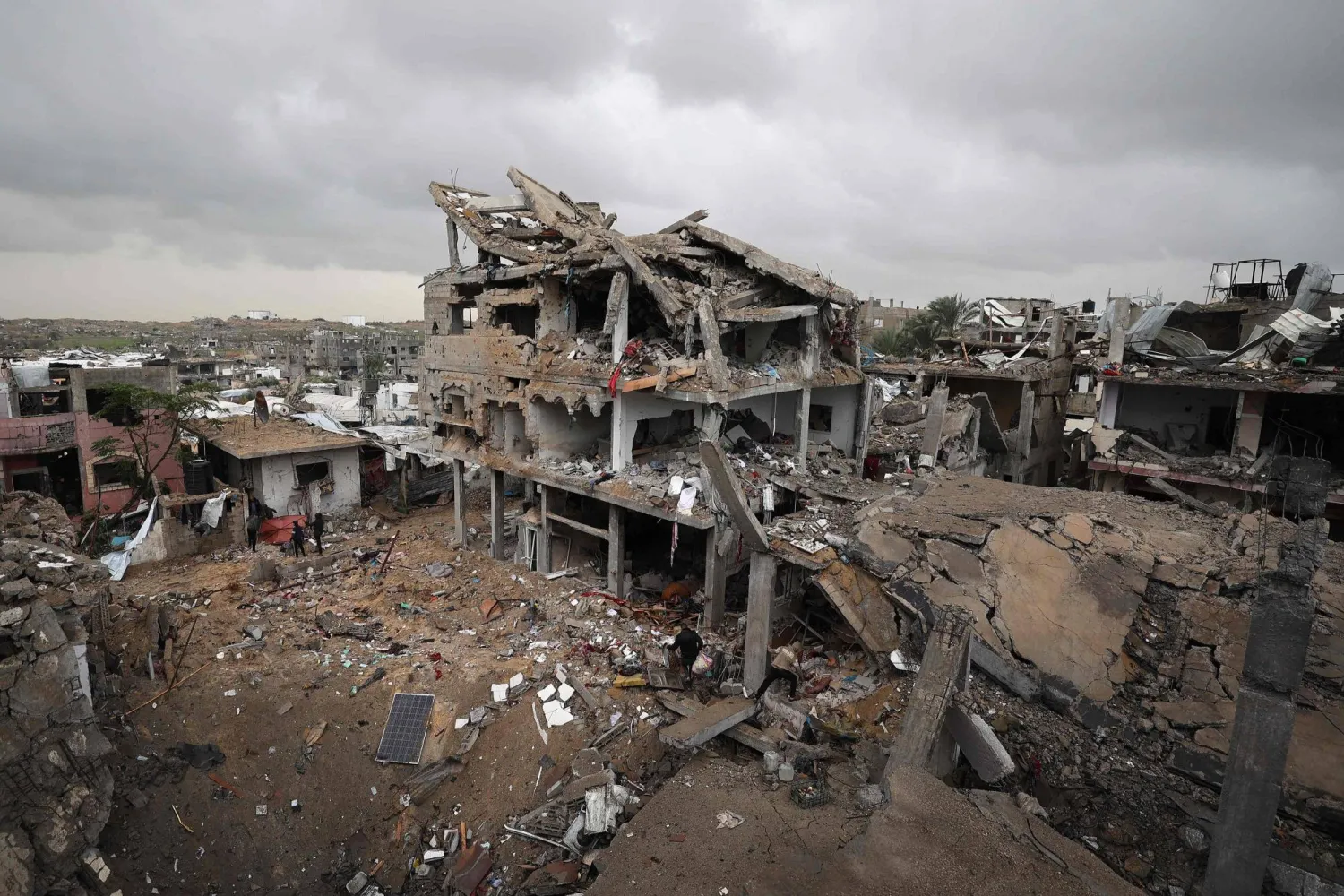 لقطة عامة تُظهر المباني المدمرة في مخيم البريج بوسط قطاع غزة (أ.ف.ب)