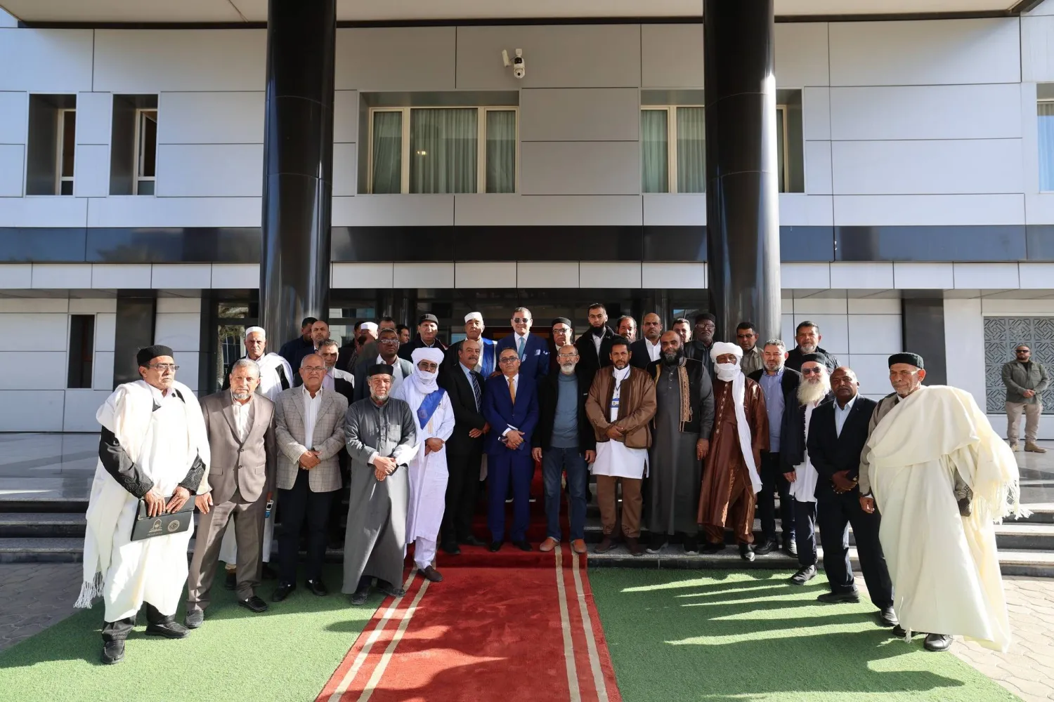 الدبيبة خلال آخر ظهور مع قادة محليين في 30 بلدية قبل إصابته بوعكة صحية (مكتب الدبيبة)