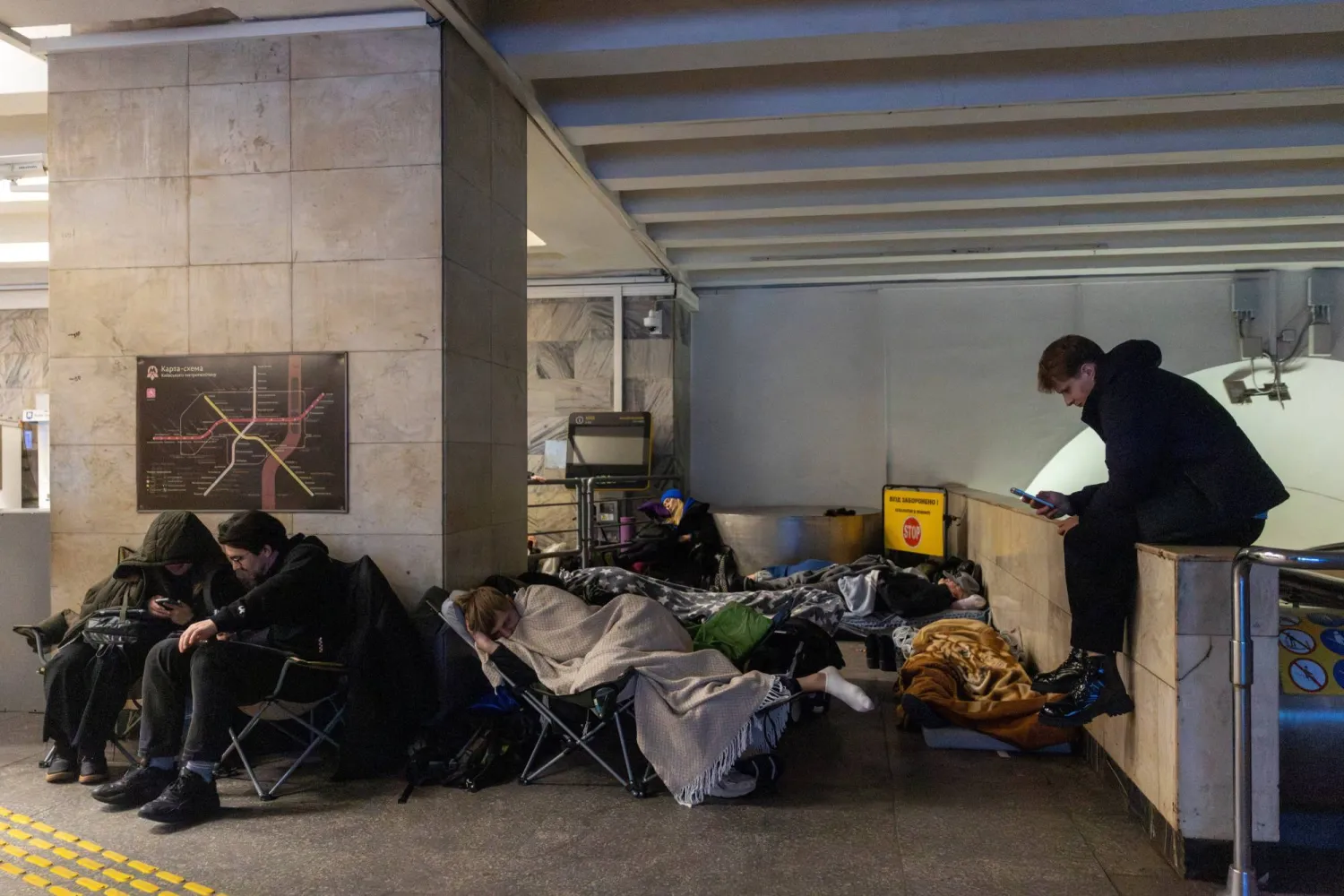 أناس يحتمون في المترو في أثناء الهجوم الروسي على كييف (رويترز)