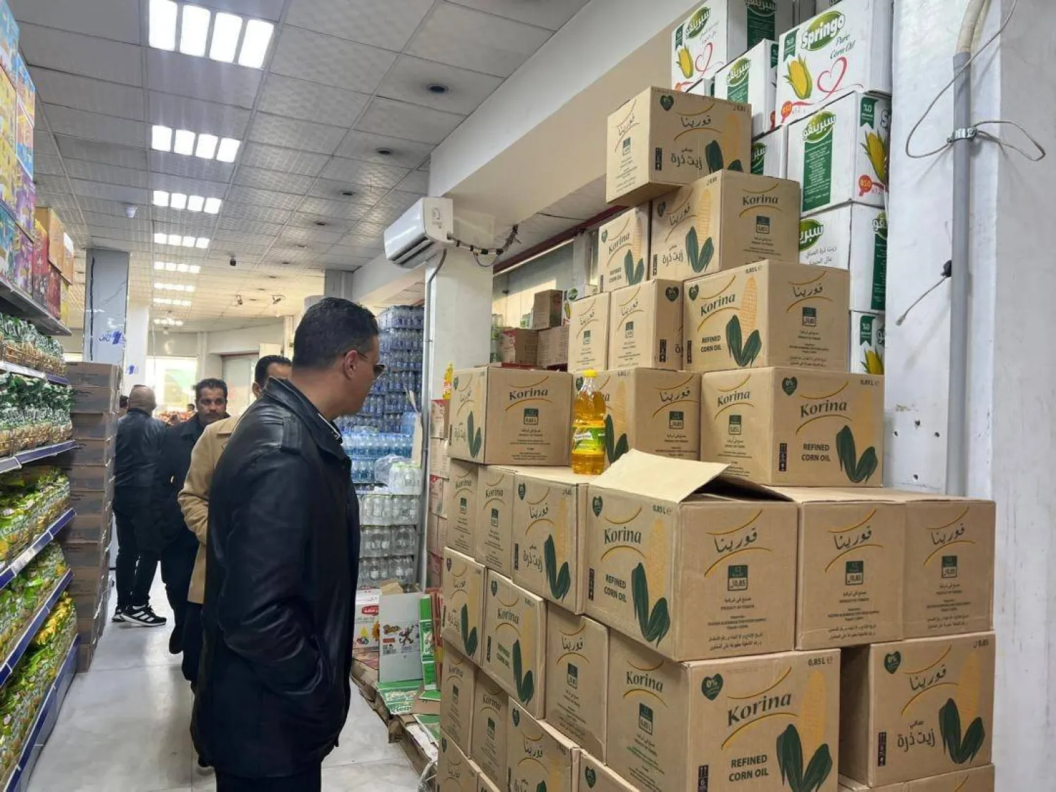 حملة تفتيش على أحد متاجر بيع المواد الغذائية في طرابلس (إدارة إنفاذ القانون)