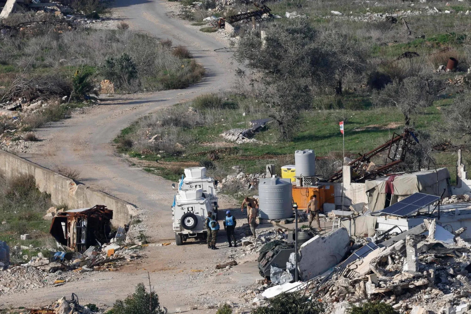 آليات تابعة لقوات «اليونيفيل» عند الحدود الجنوبية اللبنانية التي تتعرض في الأيام الأخيرة لتصعيد عسكري إسرائيلي (أ.ف.ب)