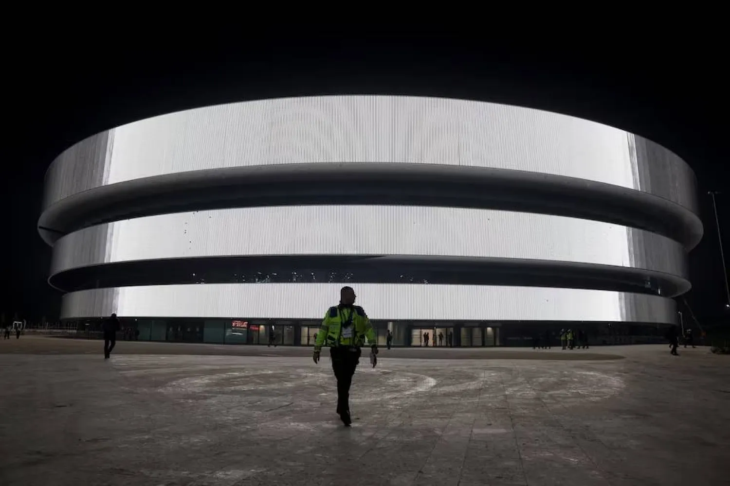 حلبة «أرينا سانتاغوليا» تقترب من الجاهزية للأولمبياد الشتوي بميلانو (رويترز)