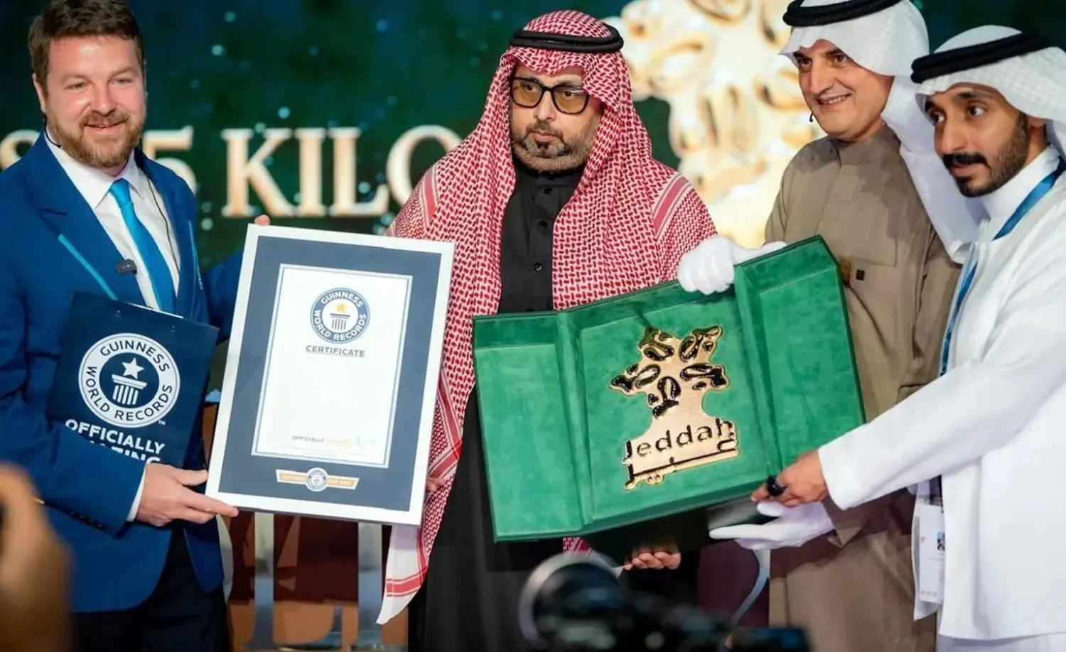 بلغ وزن درع شعار «موسم جدة» 8.769 كيلوجرام من الذهب (واس)