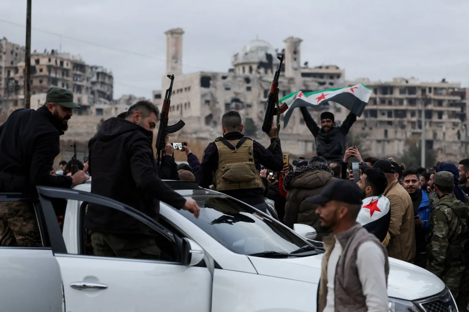 مؤيدون للحكومة يحتفلون في الشيخ مقصود السبت (رويترز)