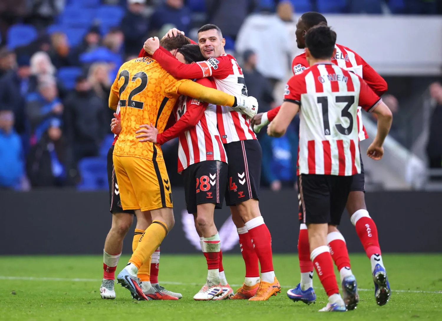 فرحة لاعبي سندرلاند بالفوز على إيفرتون (رويترز)