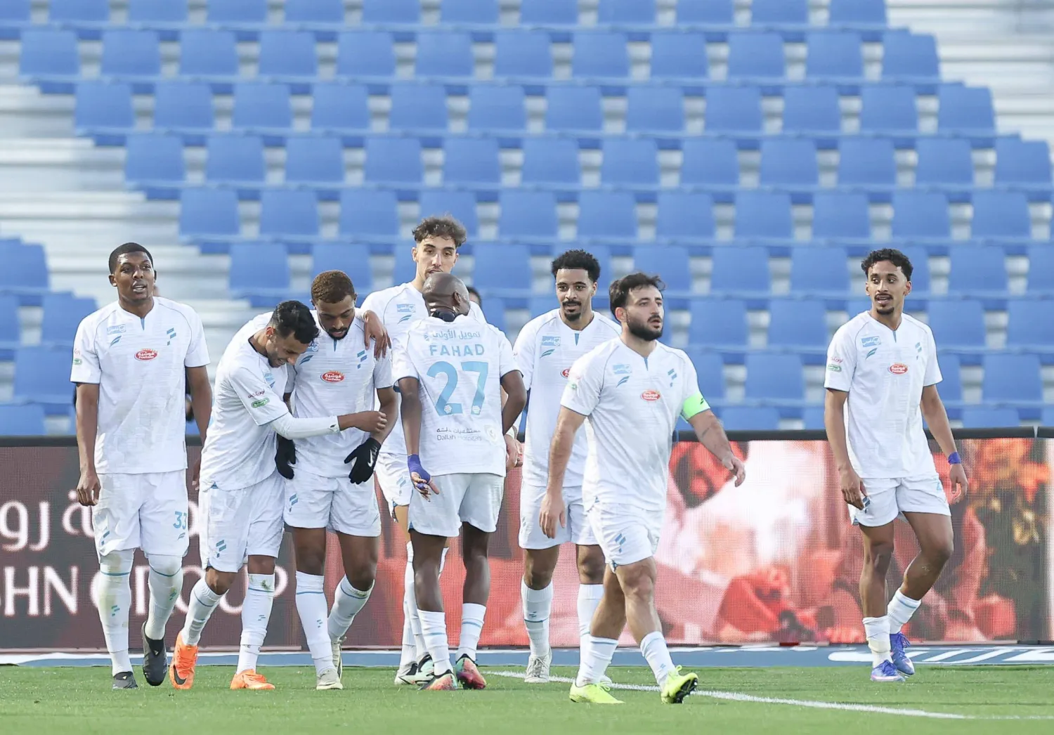 لاعبو الفتح يحتفلون بهدف الفوز على نيوم (تصوير: عدنان مهدلي)