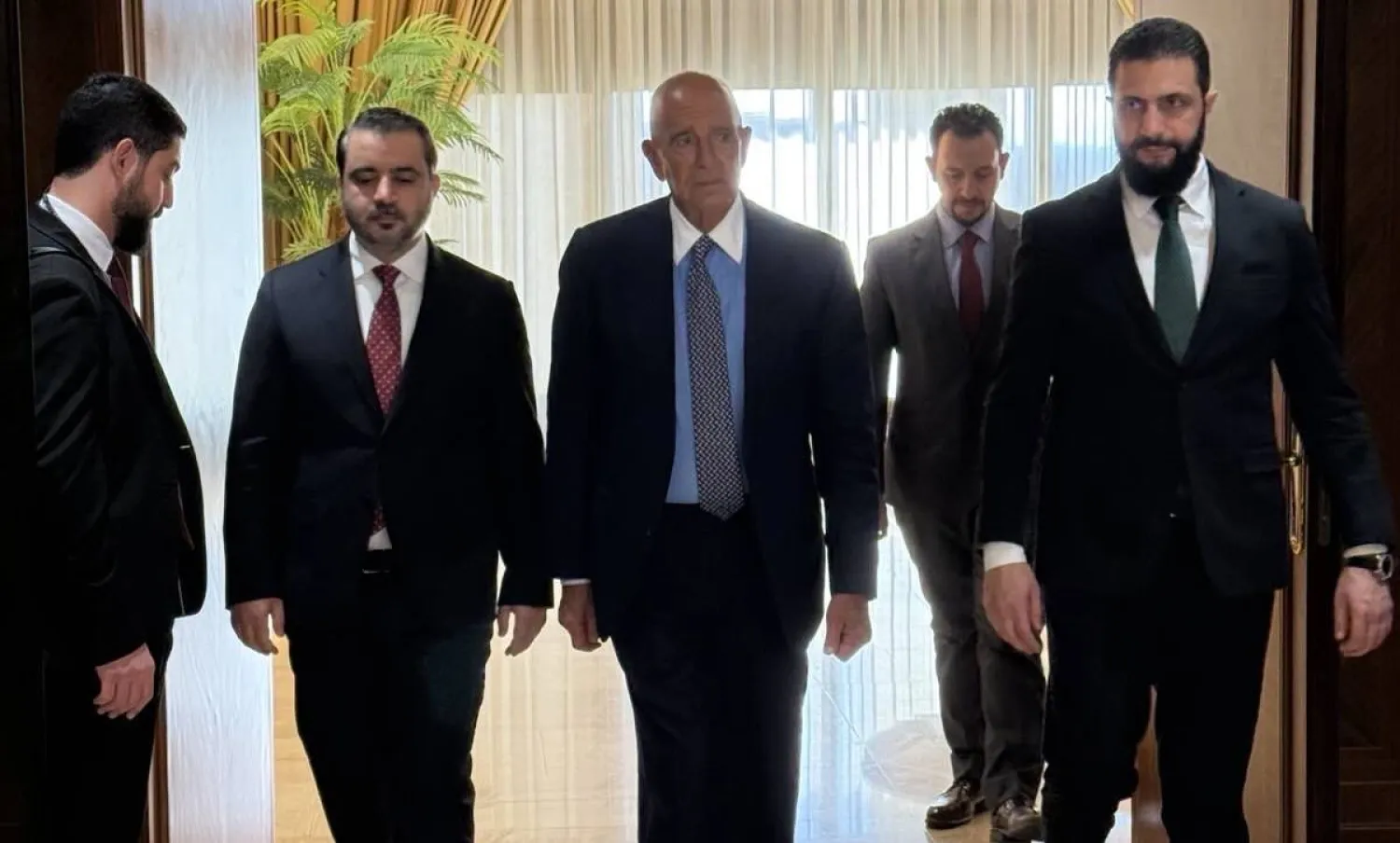 المبعوث الأميركي لسوريا توماس برّاك يتوسط الرئيس السوري أحمد الشرع ووزير الخارجية السوري أسعد الشيباني في دمشق (حساب براك عبر منصة «إكس»)