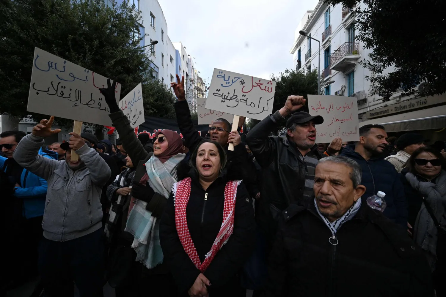 جانب من المظاهرات التي شهدتها شوارع العاصمة تونس (أ.ف.ب)
