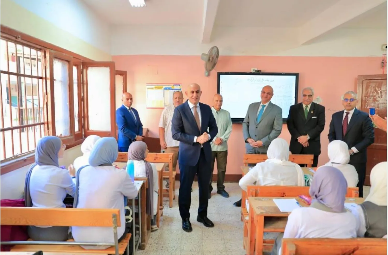 وزير التربية والتعليم المصري يشرح للطالبات مزايا نظام «البكالوريا» خلال زيارة لمدرسة في سبتمبر الماضي (وزارة التربية والتعليم)