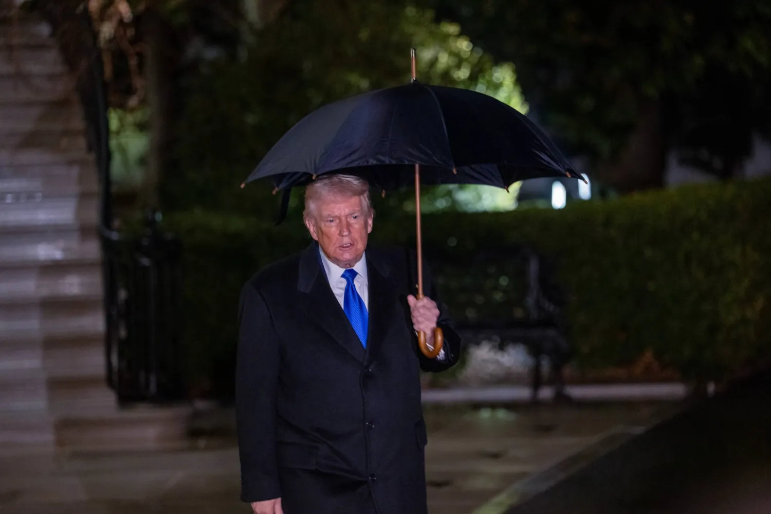 ترمب يتحدث إلى الصحافيين لدى مغادرته البيت الأبيض (د.ب.أ)