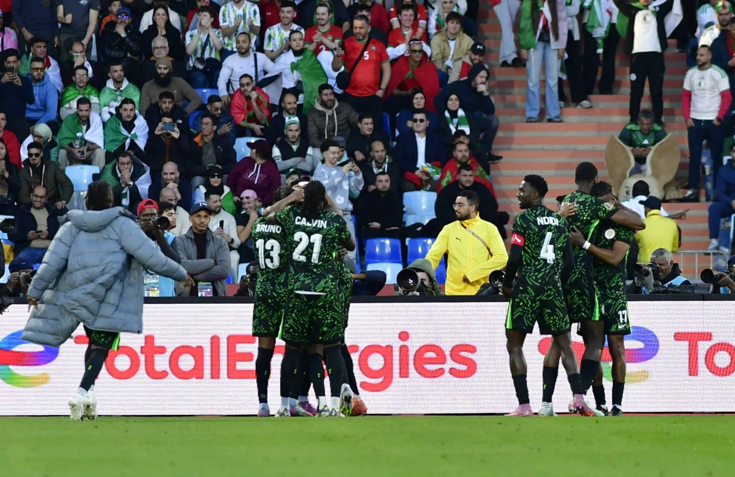 احتفالية لاعبي منتخب نيجيريا بالفوز على الجزائر (إ.ب.أ)