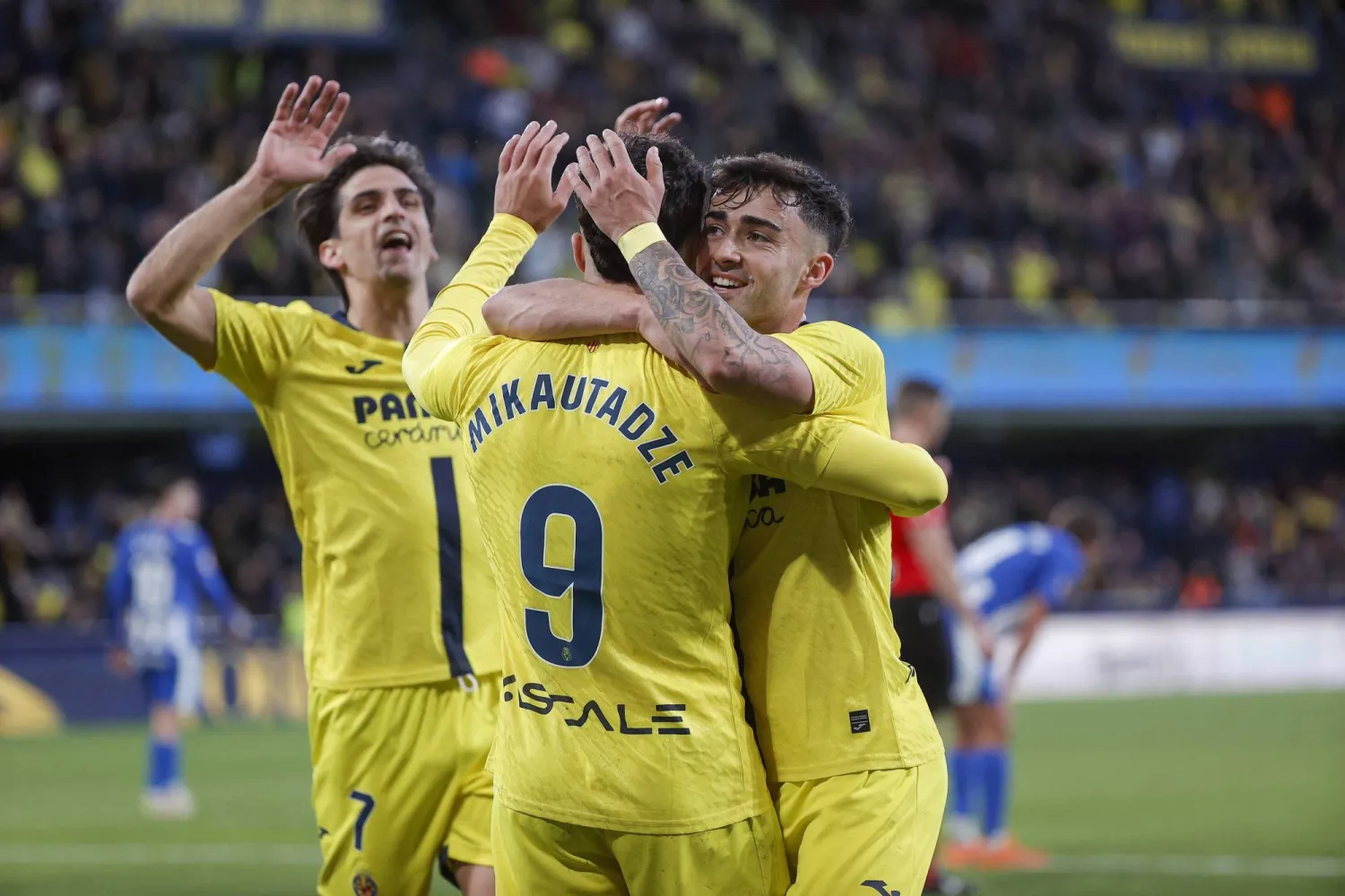 فرحة لاعبي فياريال بالفوز الثمين (إ.ب.أ)