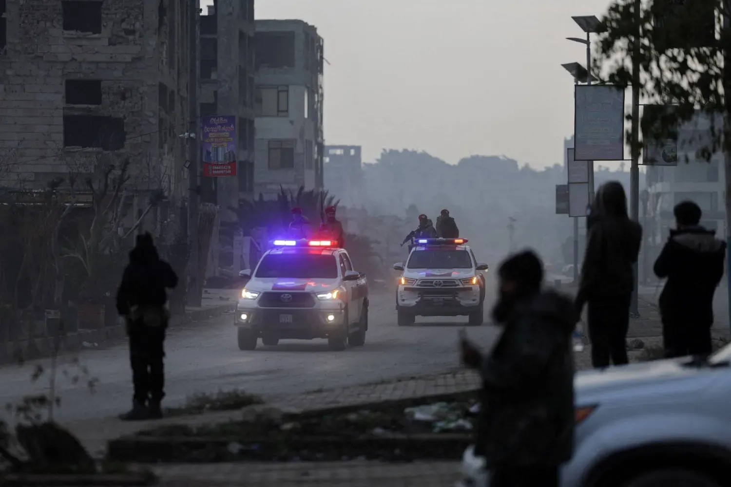 Halep'te Suriye güvenlik güçlerine ve orduya ait araçlar (Reuters)