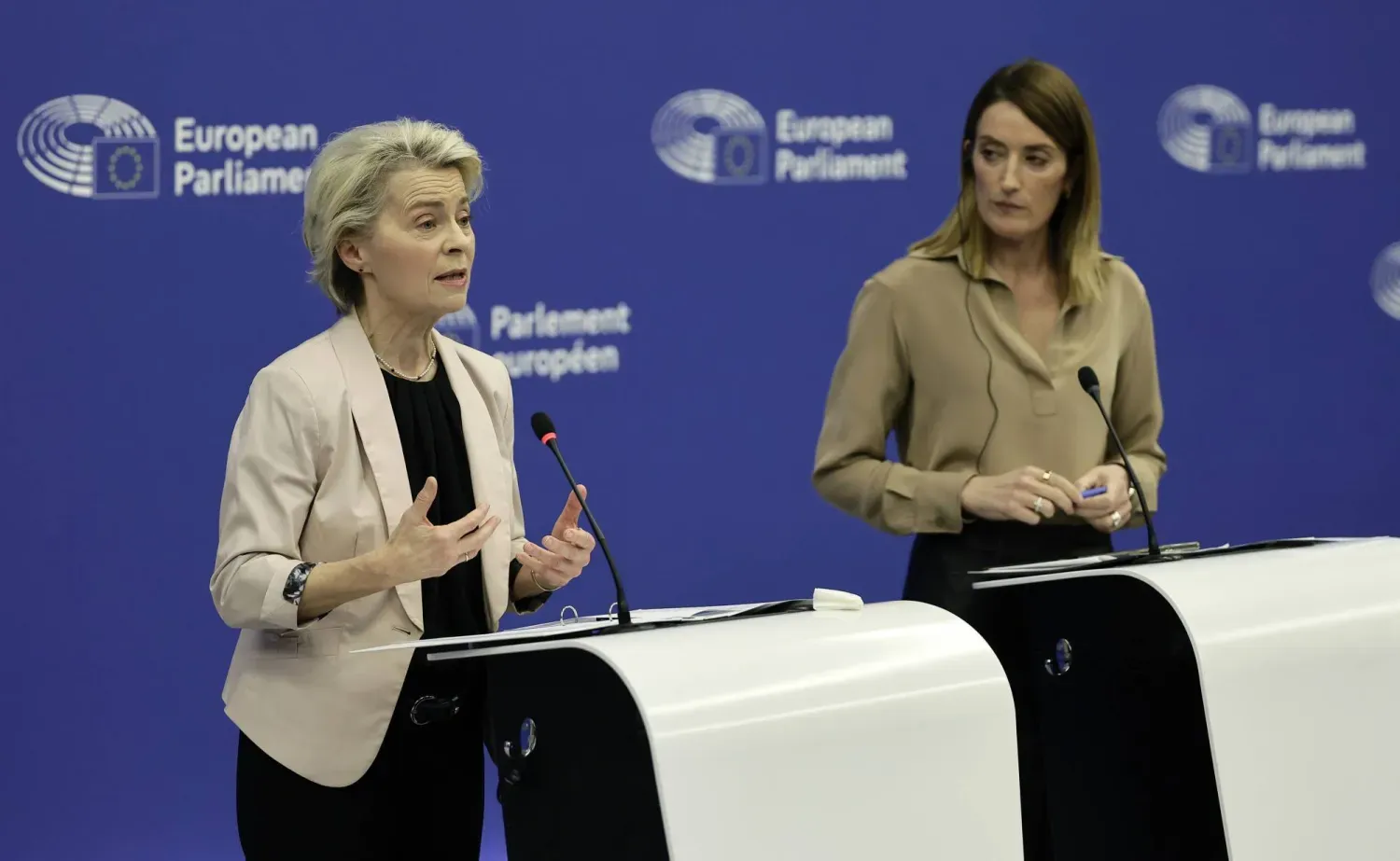 Avrupa Komisyonu Başkanı Ursula von der Leyen (solda) ve Avrupa Parlamentosu Başkanı Roberta Mitsola, 27 Kasım'da Strasbourg'da (EPA)