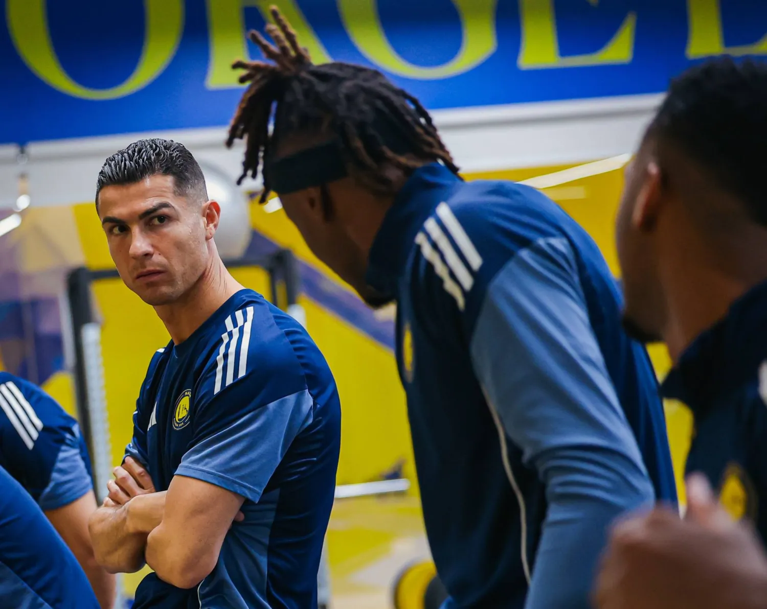 سيماكان في حديث مع رونالدو خلال استعدادات النصر للديربي (موقع النادي)