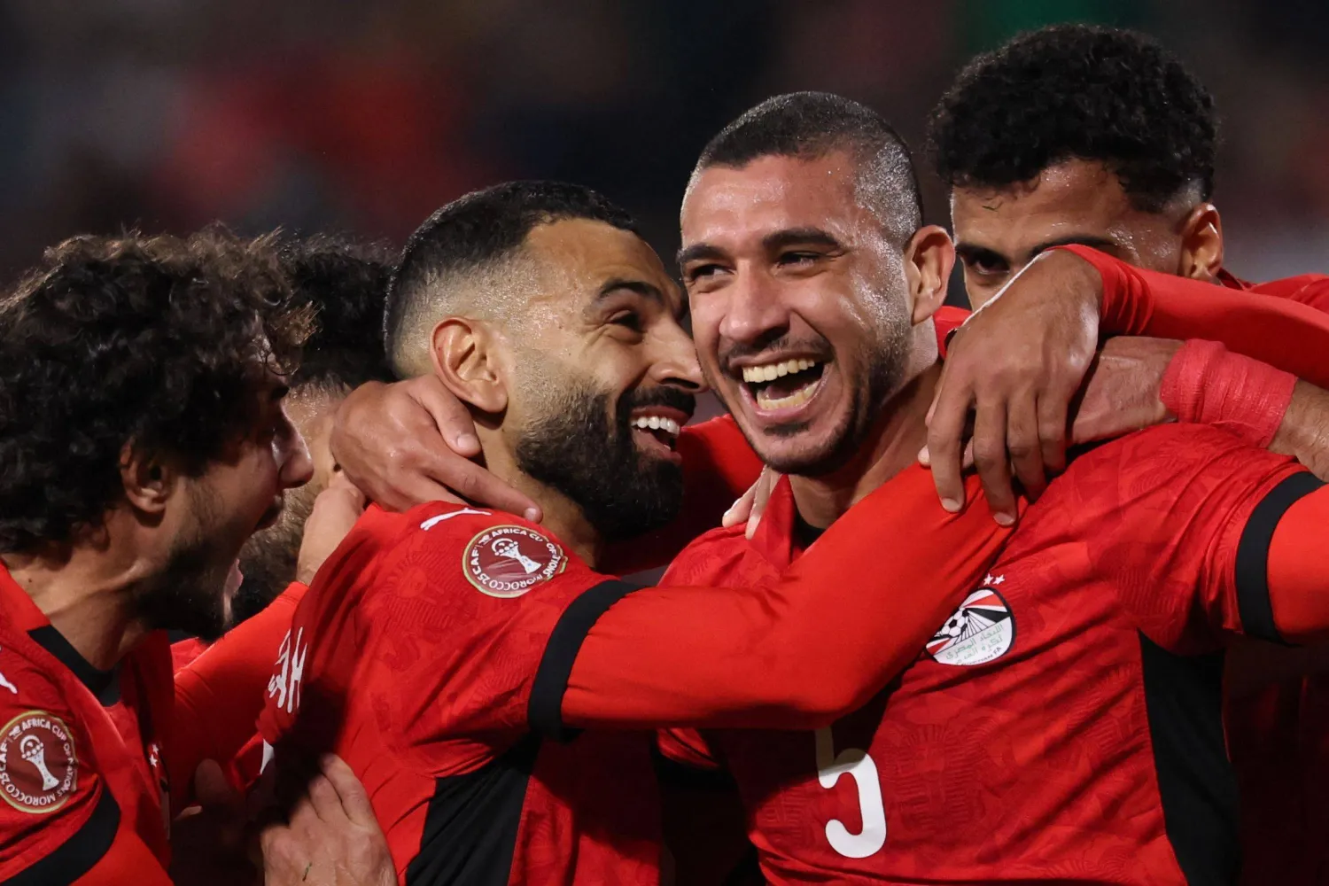 صلاح يحتفل مع رامي ربيعة بعد هدفه في كوت ديفوار (أ.ف.ب)