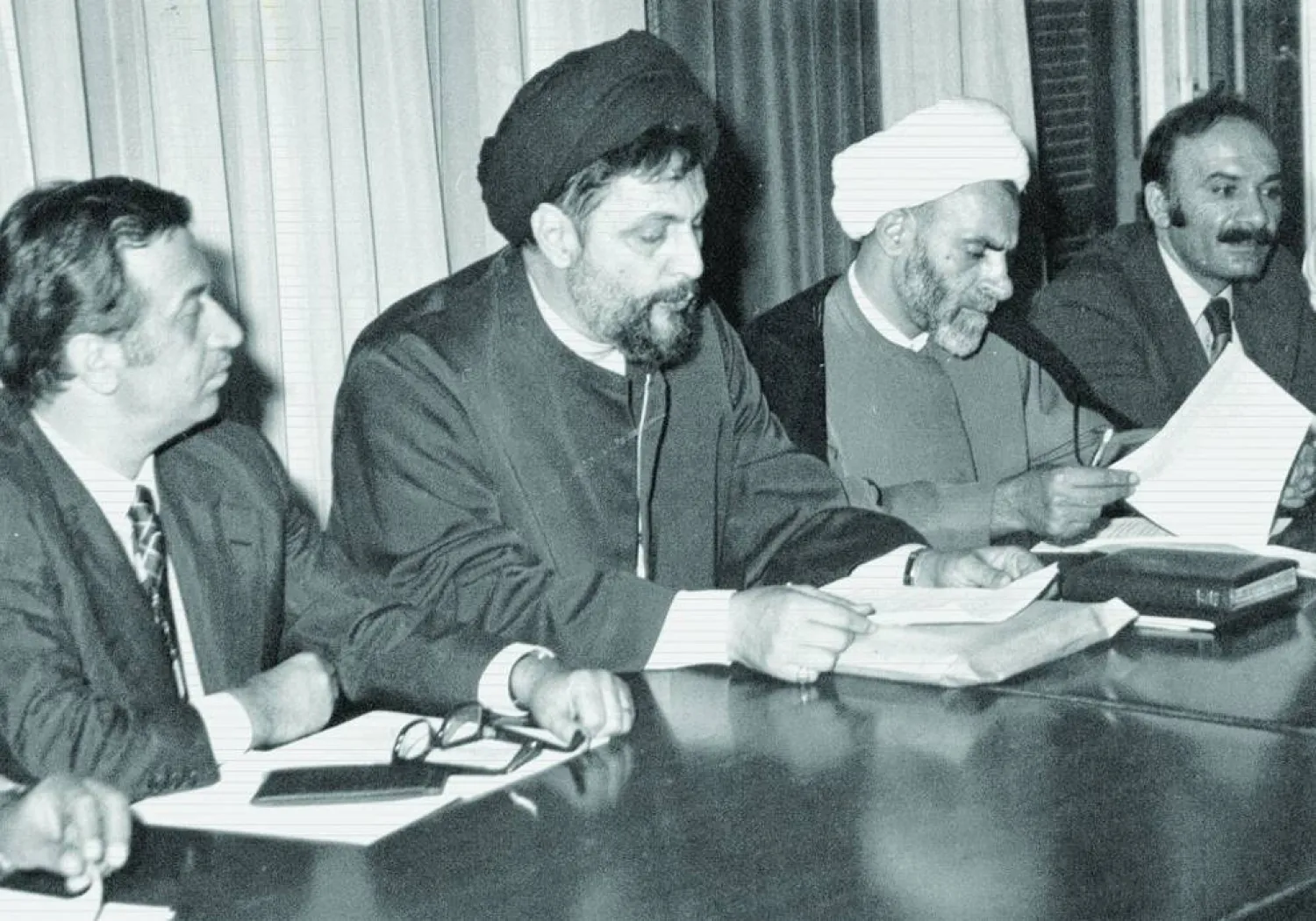 عقد الإمام موسى الصدر مؤتمراً صحفياً، ألقى خلاله كلمته متوسطاً الشيخ محمد مهدي شمس الدين، النائب حسين الحسيني، نقيب الصحافة رياض طه (مركز الإمام موسى الصدر للأبحاث والدراسات)