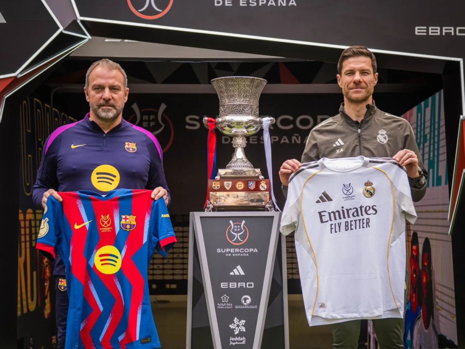 المدربان فليك وألونسو ولقطة مع الكأس قبل النهائي الكبير (الشرق الأوسط)