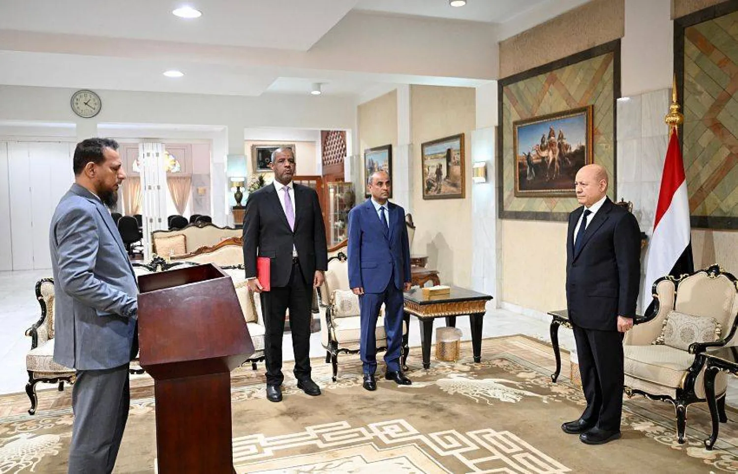 محافظ عدن وزير الدولة الجديد عبد الرحمن شيخ يؤدي أمام العليمي اليمين القانونية (سبأ)