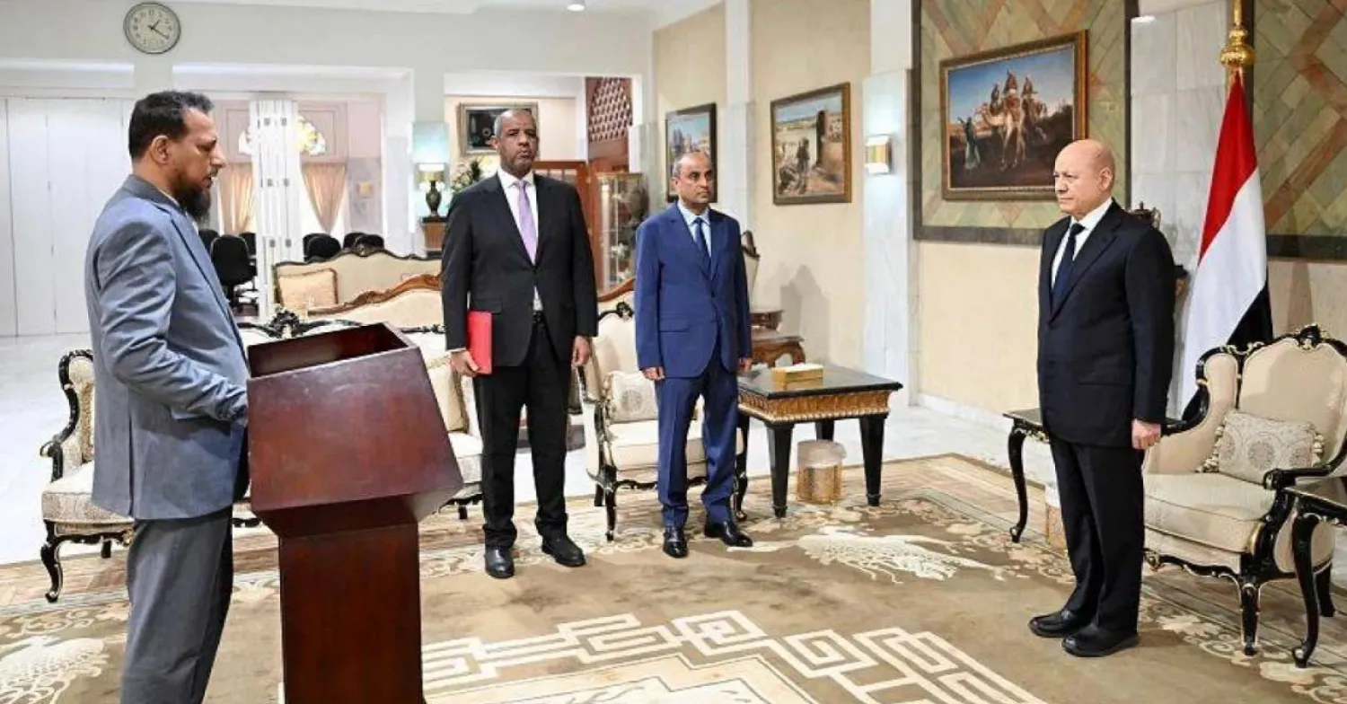 Minister of State and Governor of Aden Abdulrahman Sheikh al-Yafei takes the constitutional oath on Saturday before the Chairman of the Presidential Leadership Council, Rashad al-Alimi. Saba