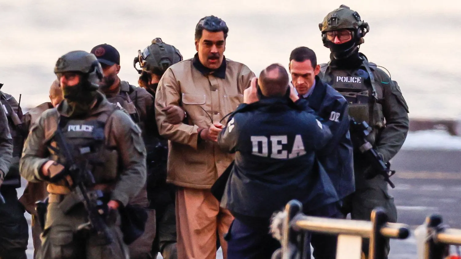 الرئيس الفنزويلي المحتجز في الولايات المتحدة نيكولاس مادورو لدى نقله إلى المحكمة في نيويورك الأسبوع الماضي (رويترز)